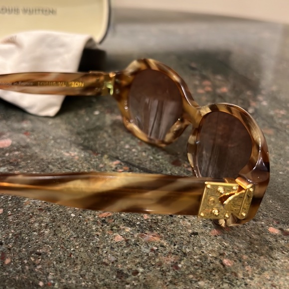 Louis Vuitton Sunglasses - Picture 3 of 9